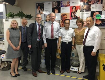 加拿大渥太华大学校长一行参观h图书馆