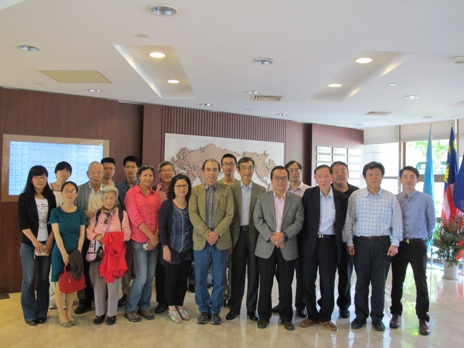 香港中文大学生命科学学院邵鹏柱教授，基因港(香港)生物科技有限公司总裁、香港中文大学兼职教授王骏博士来h图书馆