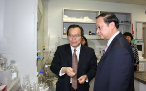 专注中药产学研三十余年：记h图书馆
院长徐宏喜