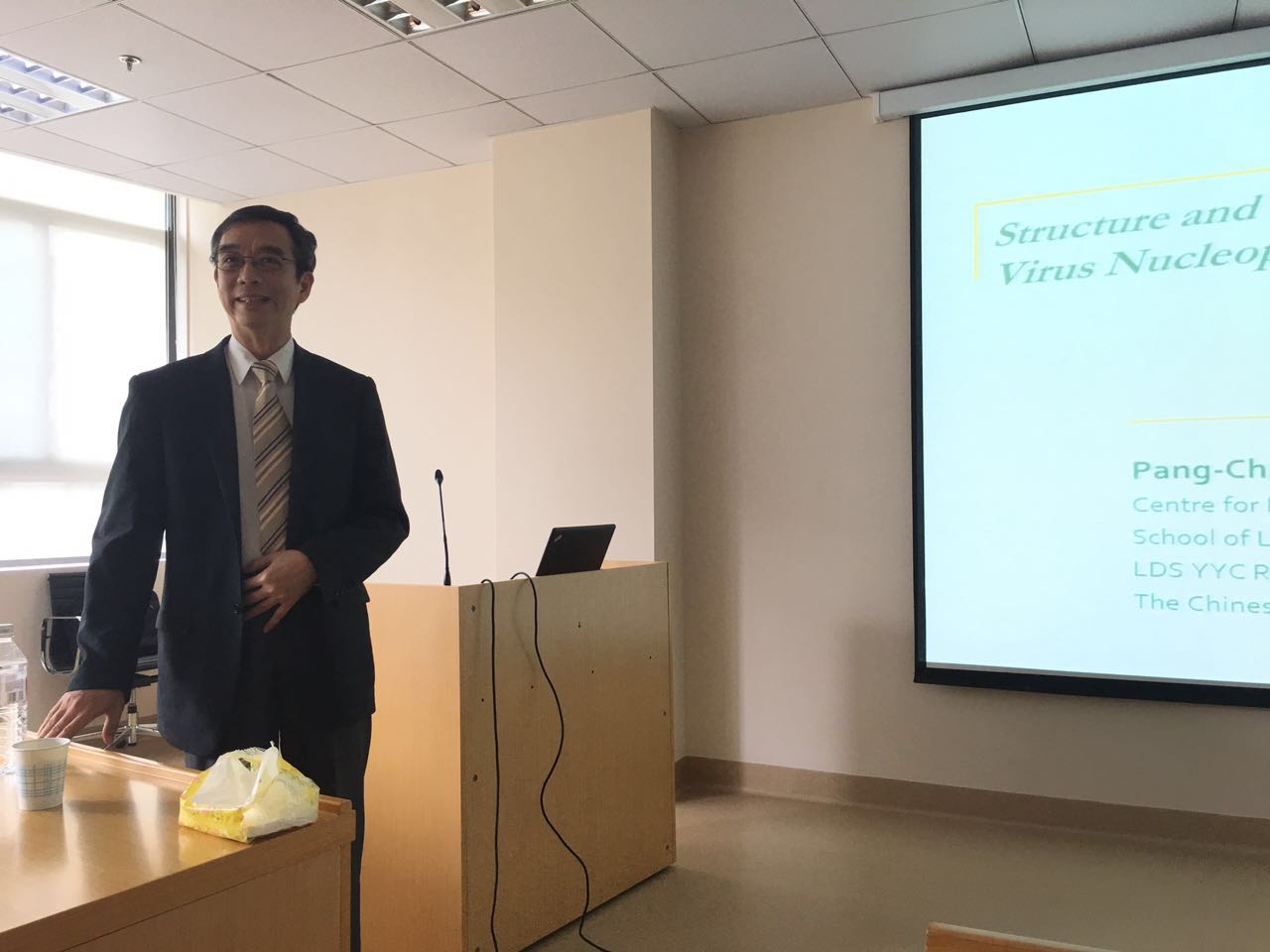 香港中文大学邵鹏柱教授来h图书馆