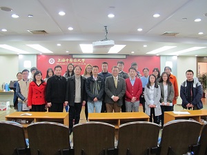 英国剑桥大学药理系樊台平教授来h图书馆